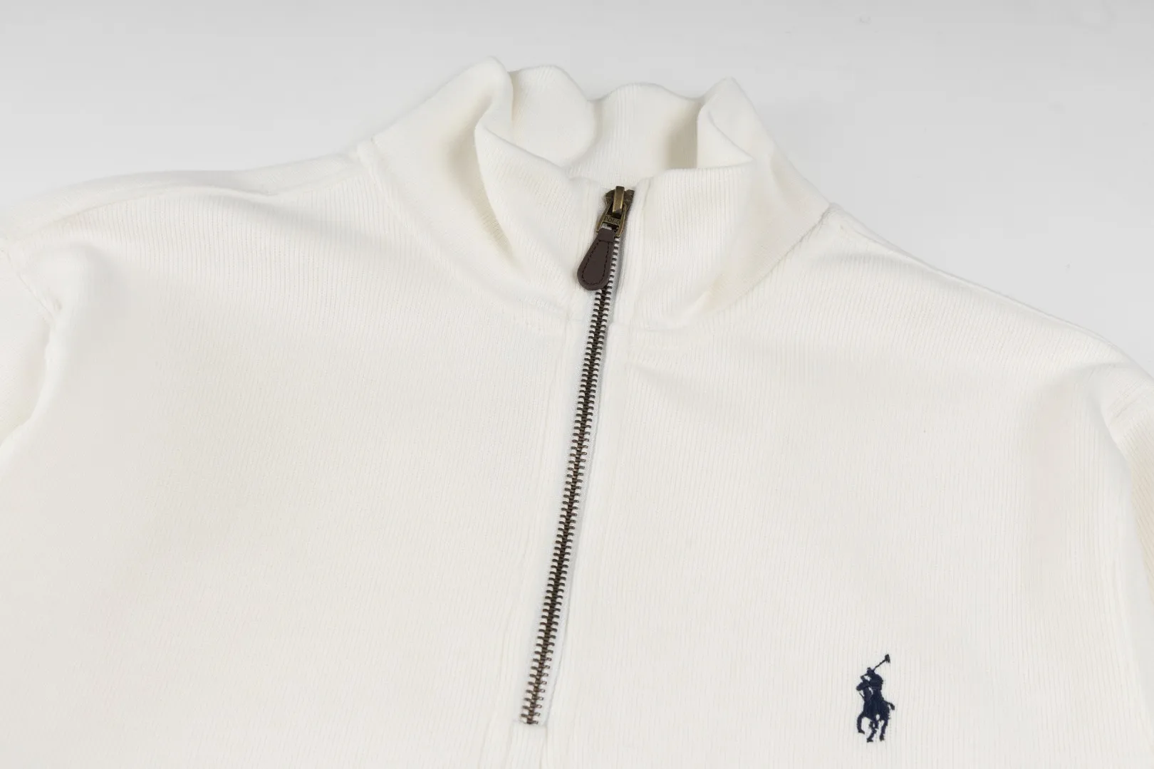 P230 #R97 Ralph lauren twelve-color embroidered pony logo half-zip high-neck long-sleeved knitted sweatshirt. The same style for men and women. The new half-zip sweatshirt for couples to wear in autumn is here! This kind of sweatshirt is really popular this year, even more popular than the hooded sweatshirt. Open the zipper and it can be used as a large lapel, which makes it more fashionable. The color of the classic design of the little war horse on the chest is matched with the embroidery. The simple zipper design echoes the brand logo, so you don’t need to match too much. The sweater version is loose enough! The fabric is custom-woven and dyed 100 cotton. 320g high gram weight 100% cotton knitted cotton with a certain thickness. The fabric is soft and comfortable, and the three-dimensional fabric is full of texture. The stitching is three needles and five threads, which is beautiful and strong. The pattern is also good. Although it is loose, it does not look bulky! - It is not a popular color scheme on the street. The color is pure and highly recommended. The upper body has a particularly high rate of turning heads. Loose style. Big drop shoulder OS style. Same style for men and women. Couple wear. Versatile and practical! Color: Gray, navy, khaki, green label, oatmeal brown label, apricot, black, army green, burgundy, pink, dark gray, light blue, white. Size: S M L XL Length: 70/72/74/76 Bust: 53.5/55.5/57.5/58.5 Shoulder width: 44/45/46/47 Sleeve length: 61/62/63/64